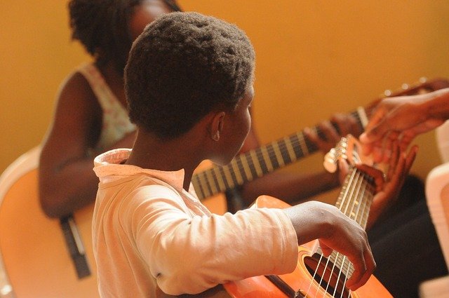 Zajęcia muzyczne i artystyczne w szkole – rola i wpływ na rozwój dzieci